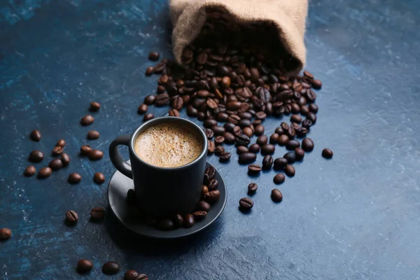 Tasse Heißen Espresso Und Beutel Mit Kaffeebohnen Auf Blauem Hintergrund — Stockfoto