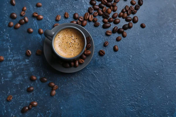 Kopje Hete Espresso Koffiebonen Blauwe Achtergrond — Stockfoto