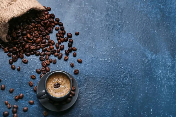 Filiżanka Gorącego Espresso Worek Ziaren Kawy Niebieskim Tle — Zdjęcie stockowe
