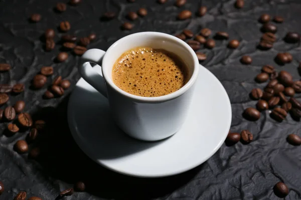 Filiżanka Gorącego Espresso Ziarna Kawy Czarnym Tle — Zdjęcie stockowe