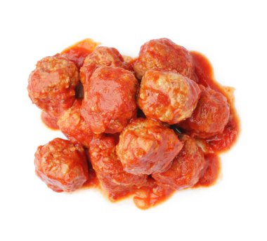 Beyaz arka planda izole edilmiş soslu lezzetli köfteler.