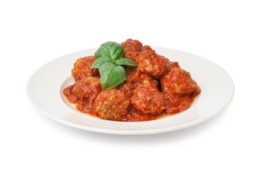 Beyaz arka planda soslu lezzetli köfte tabağı.