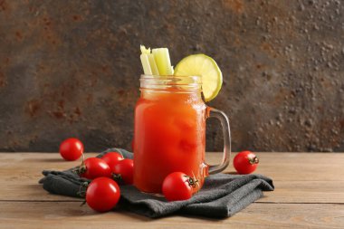 Kanlı Mary kavanozu, kereviz ve kireç ile ahşap masada.