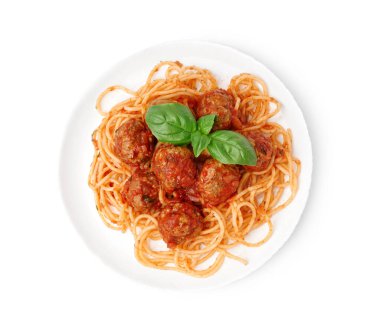 Bir tabak haşlanmış makarna, domates sosu ve beyaz arka planda köfte.