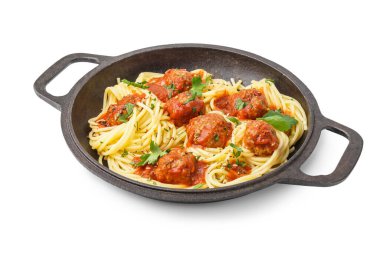 Domates soslu haşlanmış makarna tavası ve beyaz arka planda köfte.