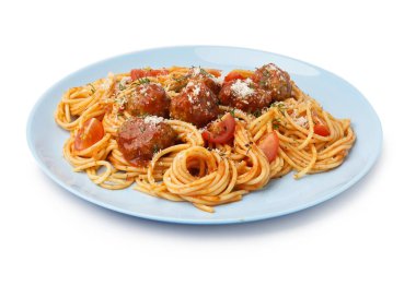 Bir tabak haşlanmış makarna, domates sosu ve beyaz arka planda köfte.