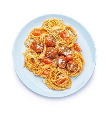 Bir tabak haşlanmış makarna, domates sosu ve beyaz arka planda köfte.