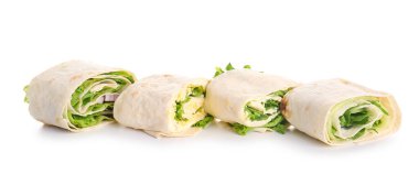 Sebzeli lavaş ruloları ve beyaz arka planda izole edilmiş yumurta.