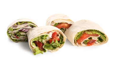 Lezzetli lavaş ruloları ve beyaz arka planda yalıtılmış sebzeler