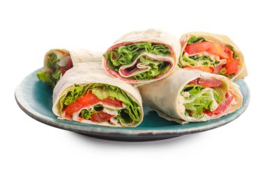 Beyaz arka planda izole edilmiş domatesli ve yeşillikli lezzetli lavaş ruloları.