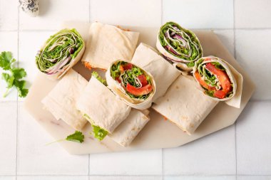 Beyaz fayanslı sebzeli lavaş ruloları.