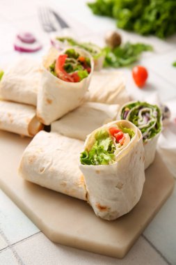 Beyaz fayanslı sebzeli lavaş ruloları.