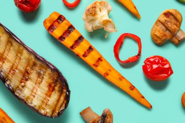 Mavi arka planda ızgara sebzeler