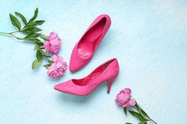 Şık topuklu kompozisyon ve açık mavi arka planda güzel şakayık çiçekleri.