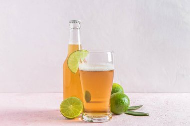 Hafif arka planda limonlu bir bardak soğuk bira.