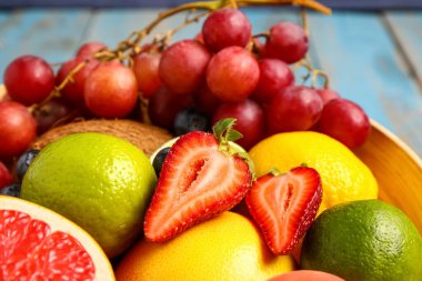 Farklı taze meyveli kase, yakın plan.