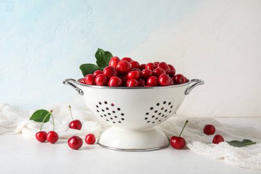 Beyaz arka planda tatlı kirazlı Colander