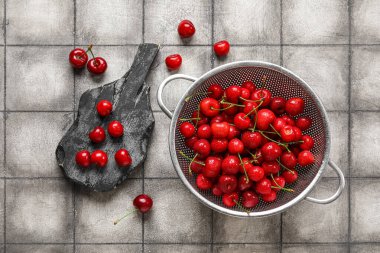 Kolander ve tahta, gri kirazlı arka planda