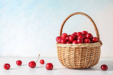 Beyaz arka planda kirazlı sepet