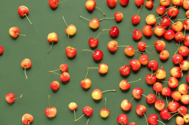 Yeşil arka planda bir sürü tatlı kiraz