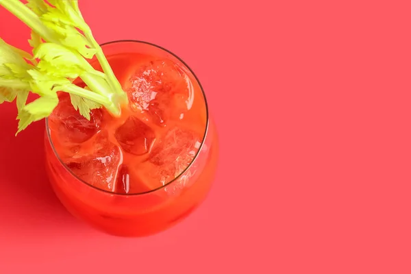 Glas Bloody Mary Met Selderij Rode Achtergrond — Stockfoto