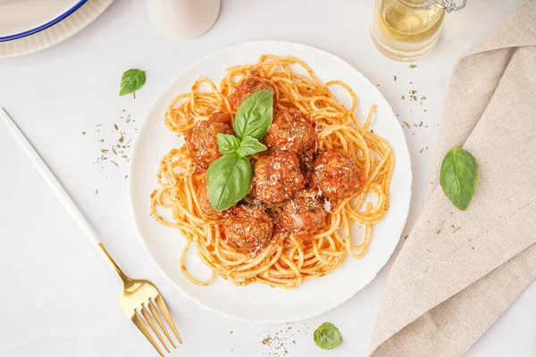 Plate Boiled Pasta Tomato Sauce Meat Balls White Table — Stock Photo, Image