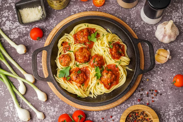 Braadpan Van Gekookte Pasta Met Tomatensaus Vleesballen Grijze Tafel — Stockfoto