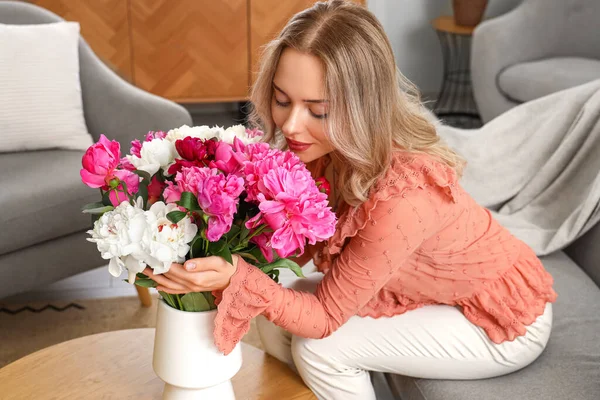 Fiatal Váza Gyönyörű Bazsarózsa Virágok Otthon — Stock Fotó