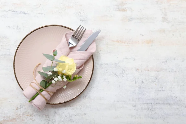 Schöne Tischdekoration Mit Eustoma Und Zigeunerblumen Auf Weißem Tisch — Stockfoto