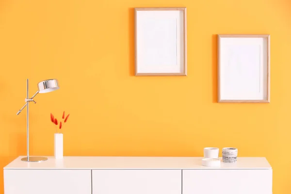 Lilin Lampu Dada Laci Dan Bingkai Kosong Tergantung Dinding Oranye — Stok Foto