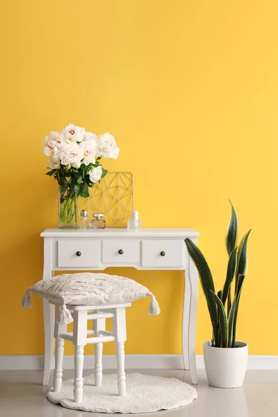 노란색 근처에 드레싱 테이블 화초와 — 스톡 사진