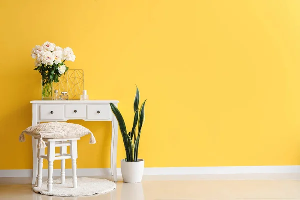 Vase White Peonies Dressing Table Chair Houseplant Yellow Wall — Stock Photo, Image