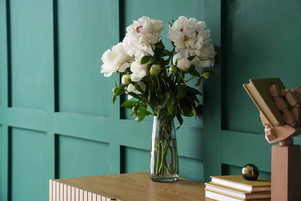 Vase White Peonies Books Dresser Green Wall — Stock Photo, Image
