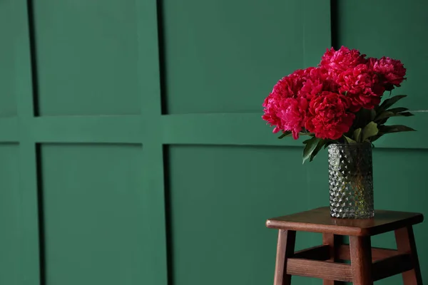Vase Red Peonies Stool Green Wall — Stock Photo, Image