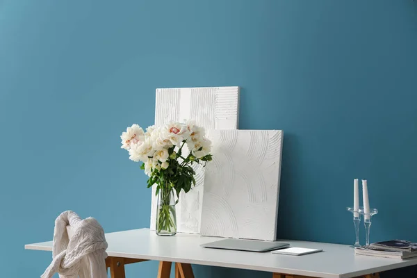 Vase White Peonies Paintings Table Blue Wall — Stock Photo, Image