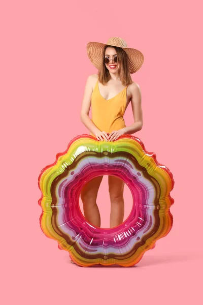 Junge Frau Badeanzug Mit Aufblasbarem Ring Auf Rosa Hintergrund — Stockfoto