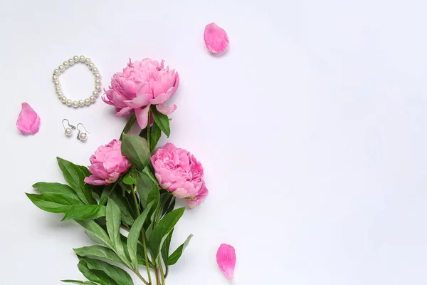 Sammansättning Med Eleganta Kvinnliga Tillbehör Och Vackra Pion Blommor Isolerad — Stockfoto