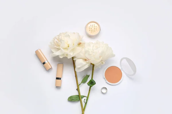 Összetétel Kozmetikumokkal Gyönyörű Bazsarózsa Virágokkal Fehér Alapon — Stock Fotó