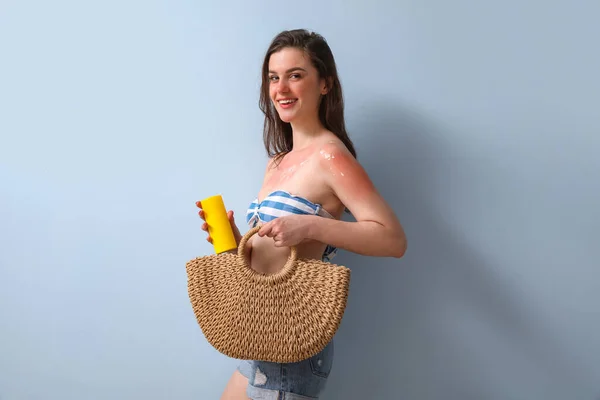Αλλεργική Νεαρή Γυναίκα Ηλιοκαμένο Δέρμα Βάζοντας Κρέμα Τσάντα Μπλε Φόντο — Φωτογραφία Αρχείου