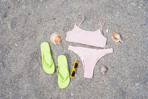Zelené Žabky Plavkami Slunečními Brýlemi Mušlemi Písečné Pláži — Stock fotografie
