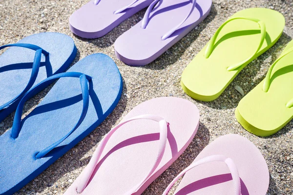 Flip Flops Verschiedenen Farben Auf Sandstrand Hintergrund — Stockfoto