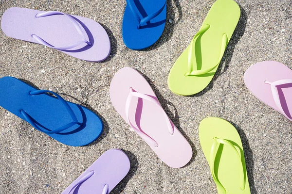 Infradito Colore Diverso Sfondo Spiaggia Sabbia — Foto Stock