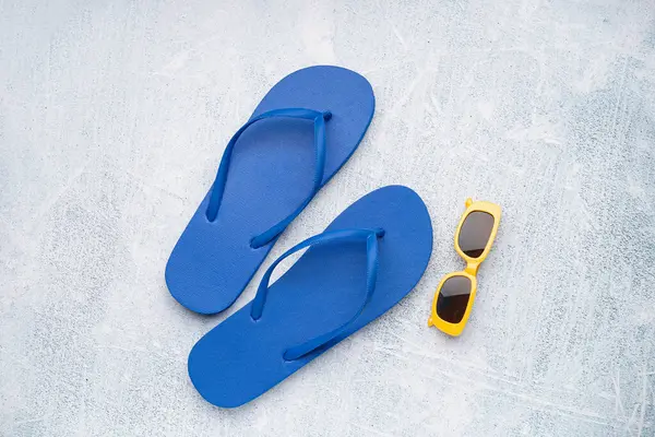 Blaue Flip Flops Mit Sonnenbrille Auf Grunge Hintergrund — Stockfoto