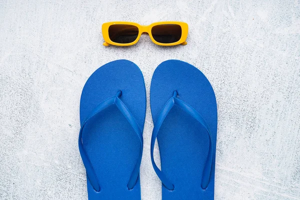 Blue Flip Flops Sunglasses Grunge Background — Stock Photo, Image