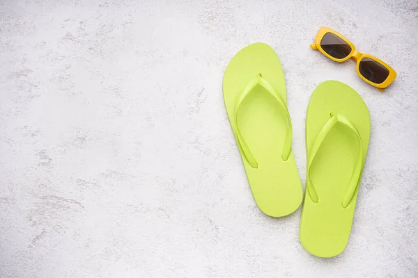 Grüne Flipflops Mit Sonnenbrille Auf Weißem Grunge Hintergrund — Stockfoto