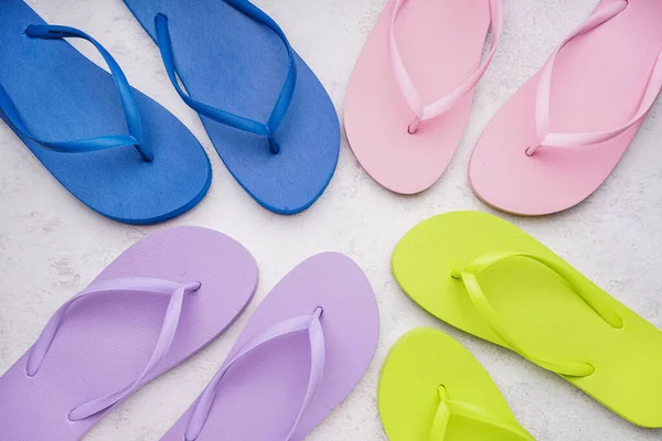 Flip Flops Verschiedenen Farben Auf Weißem Grunge Hintergrund — Stockfoto