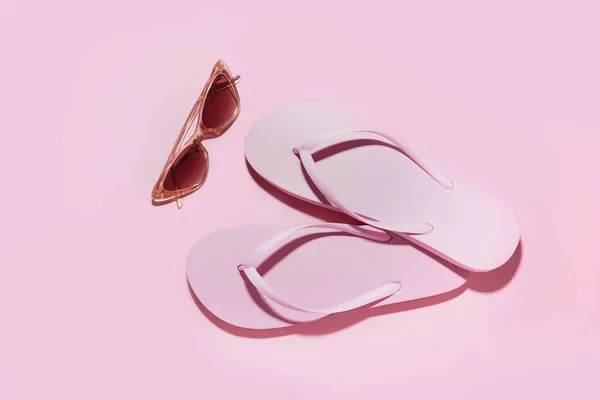 Rózsaszín Flip Flops Napszemüveg Színes Háttér — Stock Fotó
