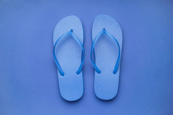Blaue Flip Flops Auf Farbigem Hintergrund — Stockfoto