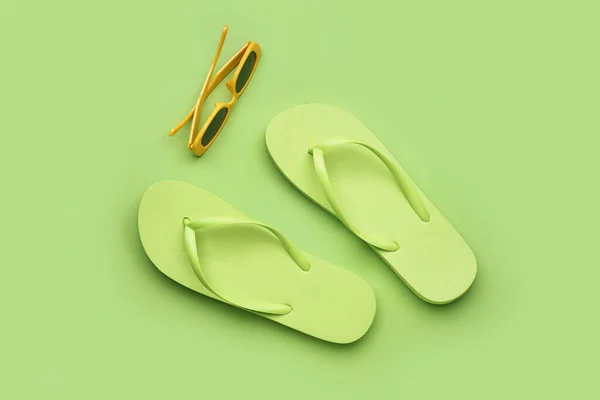 Grüne Flip Flops Mit Sonnenbrille Auf Farbigem Hintergrund — Stockfoto