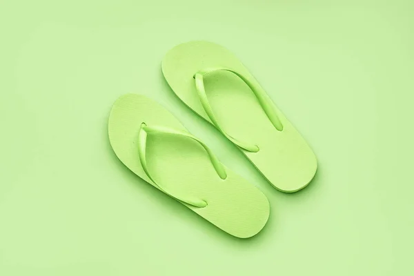 Zöld Flip Flops Színes Háttér — Stock Fotó